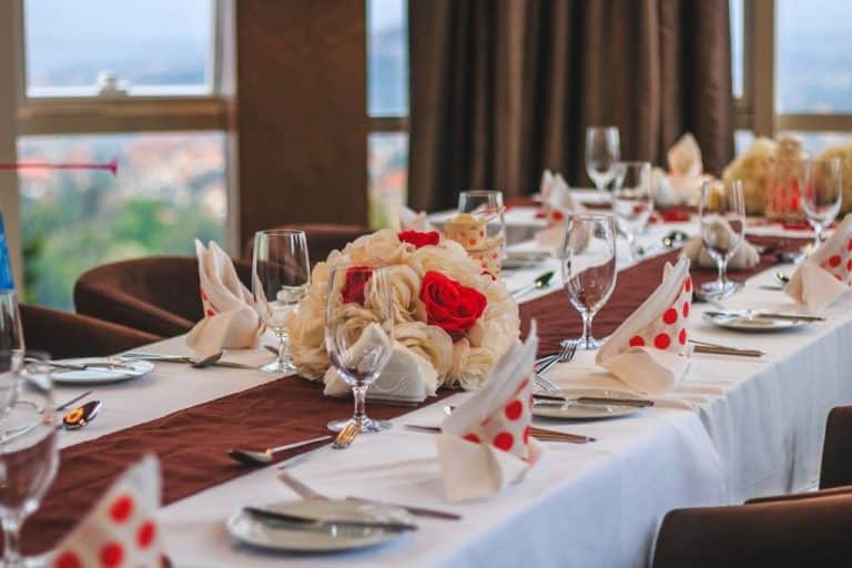 Décoration de table dans une salle de mariage